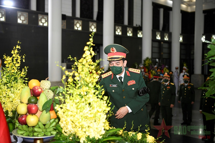 Đại tướng Phan Văn Giang, Ủy viên Bộ Chính trị, Phó bí thư Quân ủy Trung ương, Bộ trưởng Bộ Quốc phòng dâng hương tưởng nhớ Đại tướng Phùng Quang Thanh. (Ảnh: Báo Quân Đội Nhân Dân)