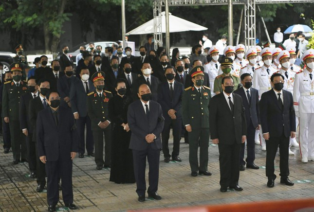 Đoàn đại biểu Ban Chấp hành Trung ương Đảng do Ủy viên Bộ Chính trị, Chủ tịch nước Nguyễn Xuân Phúc dẫn đầu vào viếng và chia buồn cùng gia quyến. Tổng Bí thư Nguyễn Phú Trọng gửi vòng hoa viếng Đại tướng Phùng Quang Thanh. Nguyên Tổng Bí thư Nông Đức Mạnh tham gia đoàn viếng. (Ảnh: Tiền Phong)