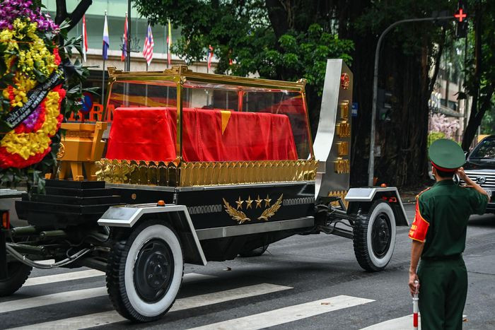 Linh xa đưa linh cữu Đại tướng rời Nhà Tang lễ Quốc gia về nghĩa trang ở xã Thạch Đà, huyện Mê Linh, Hà Nội. (Ảnh: Zing.vn)