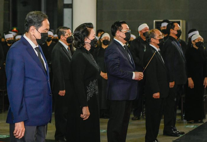 Chủ tịch Quốc hội Vương Đình Huệ đại diện đoàn Quốc hội thắp hương tại lễ viếng. (Ảnh: Zing.vn) 