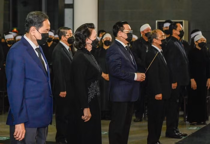 Chủ tịch Quốc hội Vương Đình Huệ đại diện đoàn Quốc hội thắp hương tại lễ viếng. (Ảnh: Zing.vn) 