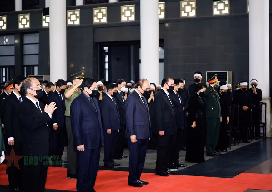 Đoàn Chủ tịch nước do Chủ tịch nước Nguyễn Xuân Phúc dẫn đầu; Đoàn Quốc hội do Chủ tịch Quốc hội Vương Đình Huệ dẫn đầu; Đoàn Chính phủ do Thủ tướng Chính phủ Phạm Minh Chính dẫn đầu; Đoàn Ủy ban Trung ương MTTQ Việt Nam do Phó Chủ tịch - Tổng Thư ký Ủy ban Trung ương MTTQ Việt Nam Lê Tiến Châu dẫn đầu đã vào viếng đồng chí Phùng Quang Thanh. (Ảnh: Báo Quân Đội Nhân Dân) 