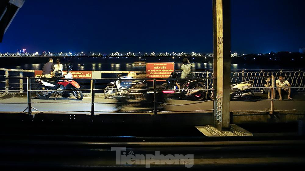 Cau Long Bien lai thanh diem hen ho, tap the duc sau khi Ha Noi noi long