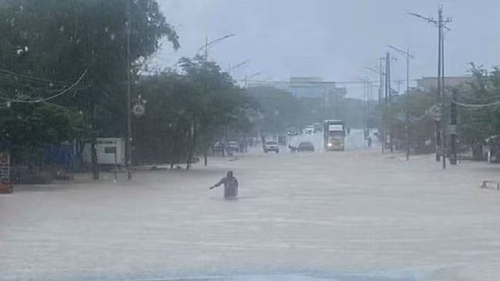 Mua lon keo dai khien quoc lo va nha dan o Ha Tinh ngap sau