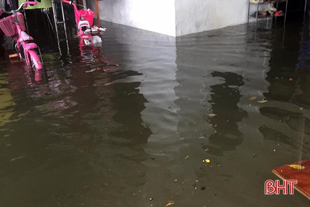 Mưa lớn liên tục khiến nhà ở của nhiều hộ dân sinh sống tại một số tuyến đường của TDP 1, thị xã Kỳ Anh bị ngập sâu. (Ảnh: Báo Hà Tĩnh)