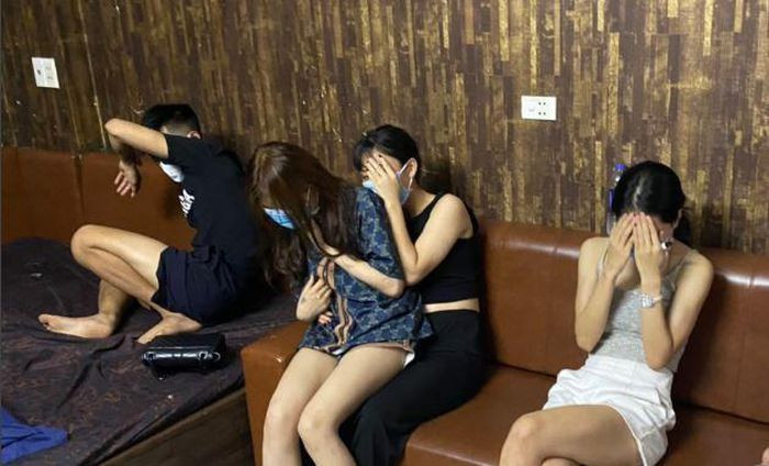  Cải tạo phòng trọ thành "động bay lắc": Ngày 11/9, Công an tỉnh Bắc Giang cho biết, lực lượng chức năng đã kiểm tra cư trú tại nhà bà L.T.L (xã Tiền Phong, huyện Yên Dũng). Quá trình kiểm tra, cơ quan chức năng phát hiện 9 người có hành vi sử dụng trái phép chất ma túy. Kiểm tra nhanh chất ma túy, kết quả 8/9 đối tượng dương tính với chất ma túy.