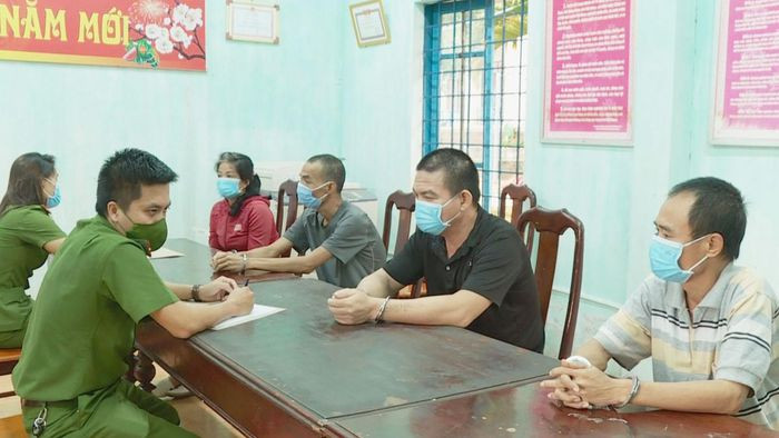  Khởi tố nhóm đối tượng cá độ bóng đá qua mạng hơn 10 tỷ đồng: Từ đầu tháng 6/2021 đến khi bị phát hiện, đường dây này có số tiền giao dịch cá độ bóng đá qua mạng với tổng số tiền hơn 10 tỷ đồng do Nguyễn Quốc Hưng (46 tuổi, trú huyện Krông Ana, Đắk Lắk) cầm đầu. Ngày 11/9, Công an huyện Krông Ana đã khởi tố 9 đối tượng để điều tra. 