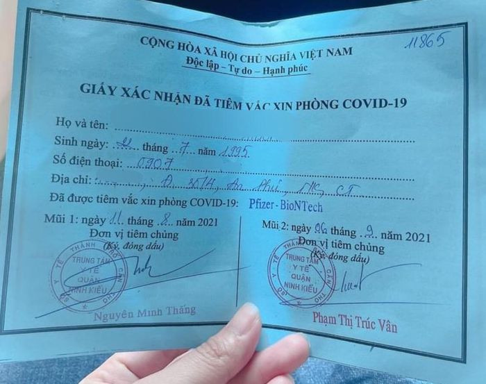  Tạm đình chỉ Phó chủ tịch phường liên quan cô gái tiêm vắc xin nhờ "xin ông anh": Liên quan đến vụ cô gái tiêm vắc xin nhờ 'ông anh', chiều 11/9, ông Nguyễn Ngọc Ánh – Phó Chủ tịch UBND quận Ninh Kiều, TP Cần Thơ cho biết, quận đã ra quyết định tạm đình chỉ công tác đối với ông Nguyễn Trọng Nghĩa – Phó Chủ tịch UBND phường An Phú. 