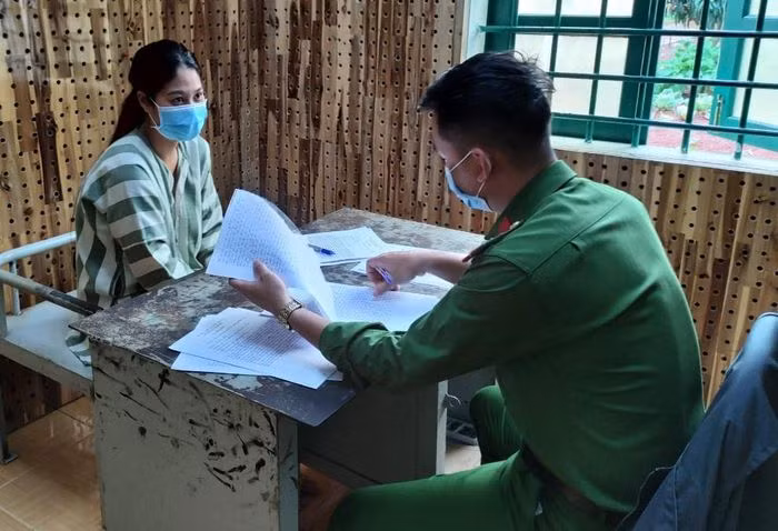  Bắt tạm giam người phụ nữ đâm cán bộ quản lý đô thị: Bị lực lượng chức năng lập biên bản vì lấn chiếm lề đường, Phí Thị Thảo (32 tuổi, ngụ phường Nghĩa Trung, TP Gia Nghĩa, Đắk Nông) dùng dao đâm anh Nguyễn Ngọc Bình (31 tuổi, nhân viên Đội Quản lý trật tự cảnh quan đô thị TP Gia Nghĩa) bị thương. Ngày 11/9, Thảo bị Công an TP Gia Nghĩa bắt tạm giam. 