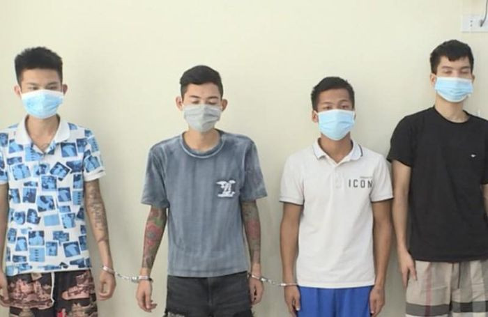  Hack facebook rồi nhắn tin vay tiền, nhóm thanh niên lừa được hơn 2 tỷ: Nhóm thanh niên hack facebook rồi mạo danh chủ tài khoản để nhắn tin vay tiền những người trong danh sách bạn bè, qua đó chiếm đoạt số tiền hơn 2 tỷ đồng. Ngày 11/9, Công an tỉnh Bắc Ninh đang tạm giữ hình sự năm thanh niên để điều tra. 