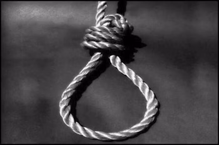  Mẹ và con trai 5 tuổi chết trong tư thế treo cổ: Tối 10/9, chồng bà P.T.B.L. (45 tuổi, ngụ thị trấn Đắk Mil, Đắk Nông) vì có công việc riêng nên phải ra khỏi nhà. Đến 20h cùng ngày, ông này trở về nhà thì phát hiện bà L. và con trai N.T.A. (5 tuổi) đã tử vong trong tư thế treo cổ.