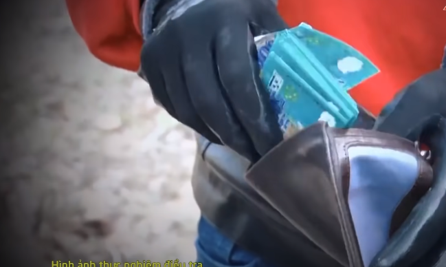 Sau khi giết người, đối tượng lục lấy số tiền khoảng 15 triệu đồng, vứt điện thoại của nạn nhân, về nhà cùng vợ bỏ trốn xuống Hà Nội. (Ảnh: Dựng lại hiện trường. ANTV)