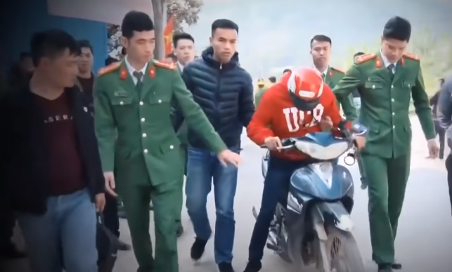 Khoảng 13h cùng ngày, nạn nhân gặp đối tượng Sinh tại khu vực đồi thuộc bản Lằn Giằng, xã Mường Than (Than Uyên), nơi đây vắng nhà dân, ít người qua lại. (Ảnh: Dựng lại hiện trường. ANTV)