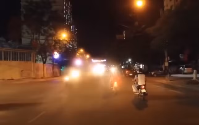 Nhiều lần tổ công tác đến địa điểm Sinh có mặt nhưng đối tượng lại di chuyển bằng xe máy sang địa bàn khác gây khó khăn cho lực lượng chức năng. (Ảnh: ANTV)