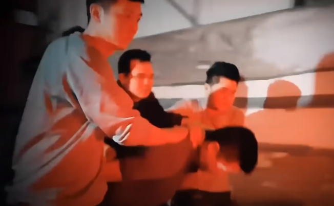 Trưa 4/1, tổ công tác đã bắt giữ Sinh trên địa bàn Mỹ Đình, quận Nam Từ Liêm (Hà Nội). Ngay sau đó, đối tượng được đưa về trụ sở của Cục Cảnh sát hình sự trên đường Nguyễn Trãi, quận Thanh Xuân. (Ảnh: ANTV) 