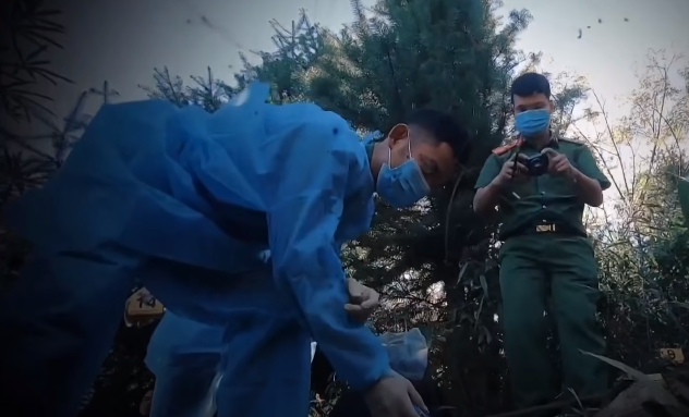 Qua khám nghiệm phát hiện 1 vết cắt ở cổ nạn nhân làm đứt tĩnh mạch, 1 vết ở đầu bên phải làm vỡ hộp sọ, số tiền cùng điện thoại trên người nạn nhân bị mất, con dao gây án được thu giữ tại hiện trường. (Ảnh: ANTV)