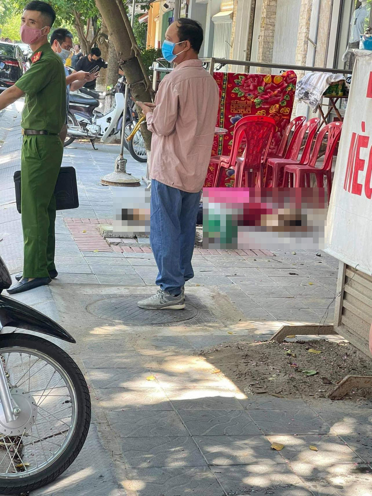 Theo thông tin ban đầu, khoảng 13h cùng ngày, người dân trên đường Bãi Sậy phát hiện một phụ nữ từ trong nhà chạy ra, kêu cứu. Sau đó, người phụ nữ này bị một người đàn ông tấn công trên vỉa hè khiến nạn nhân tử vong tại chỗ. 