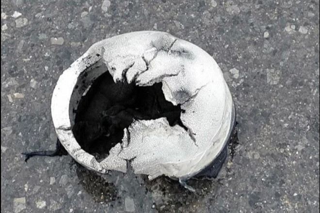 Ông Giảng cho biết thêm: "Qua xác định ban đầu 2 nạn nhân nghi bị sét đánh tử vong. Chúng tôi đang liên lạc với gia đình nạn nhân. Tại hiện trường, phần mũ bảo hiểm của nạn nhân bị thủng và có dấu hiệu bị cháy sém".