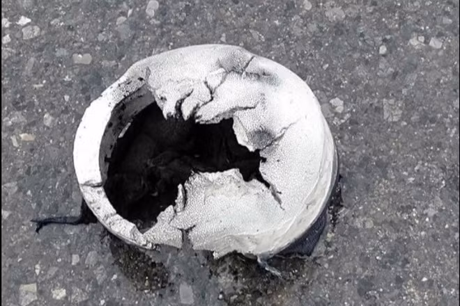 Ông Giảng cho biết thêm: "Qua xác định ban đầu 2 nạn nhân nghi bị sét đánh tử vong. Chúng tôi đang liên lạc với gia đình nạn nhân. Tại hiện trường, phần mũ bảo hiểm của nạn nhân bị thủng và có dấu hiệu bị cháy sém".