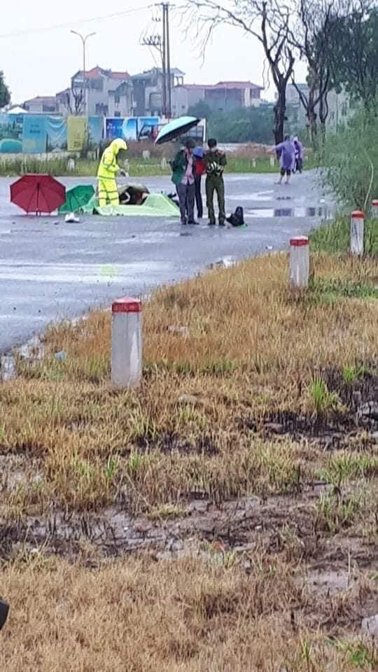 Thời điểm xảy ra vụ việc, 2 người này đang đi xe máy trên quốc lộ 179, đoạn qua địa bàn xã Kiêu Kỵ.