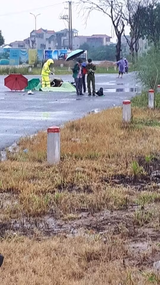 Thời điểm xảy ra vụ việc, 2 người này đang đi xe máy trên quốc lộ 179, đoạn qua địa bàn xã Kiêu Kỵ.