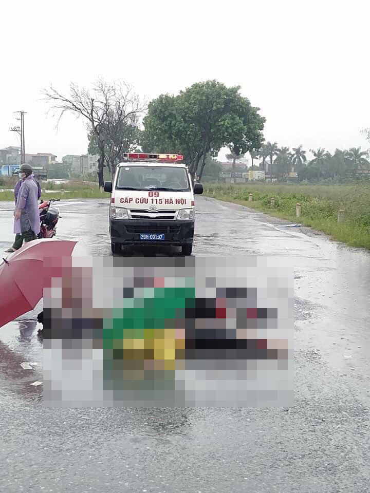 Theo một số nhân chứng, khi người dân lại hiện trường thì phát hiện 2 người đi xe máy đã nằm trên đường. Trước lúc đó, người dân nghe thấy 2 tiếng nổ vang trời. 