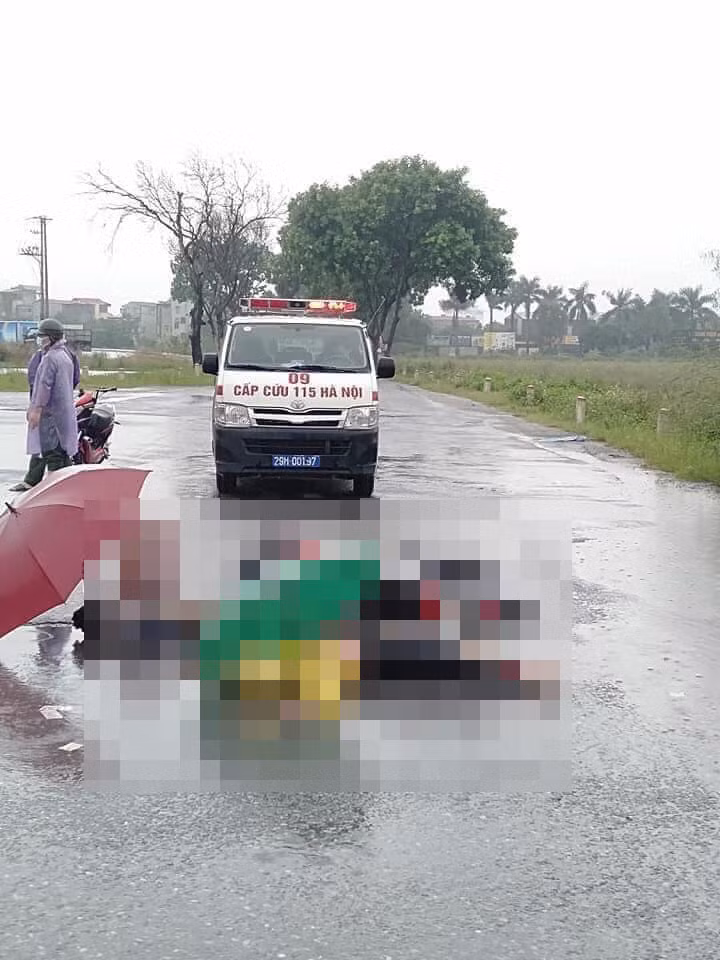 Theo một số nhân chứng, khi người dân lại hiện trường thì phát hiện 2 người đi xe máy đã nằm trên đường. Trước lúc đó, người dân nghe thấy 2 tiếng nổ vang trời. 