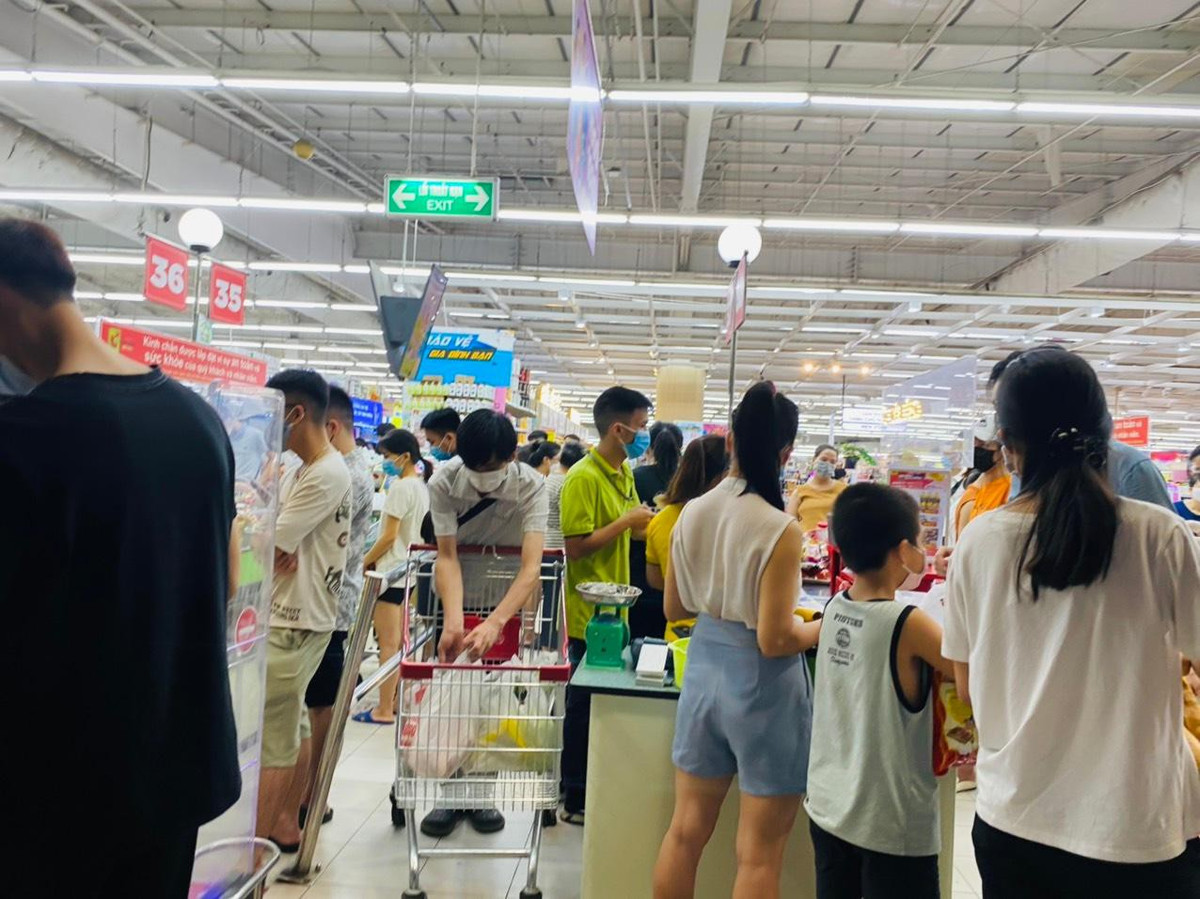 Ha Noi noi long: Sieu thi toi cuoi tuan dong nguoi, da chu quan truoc COVID-19?