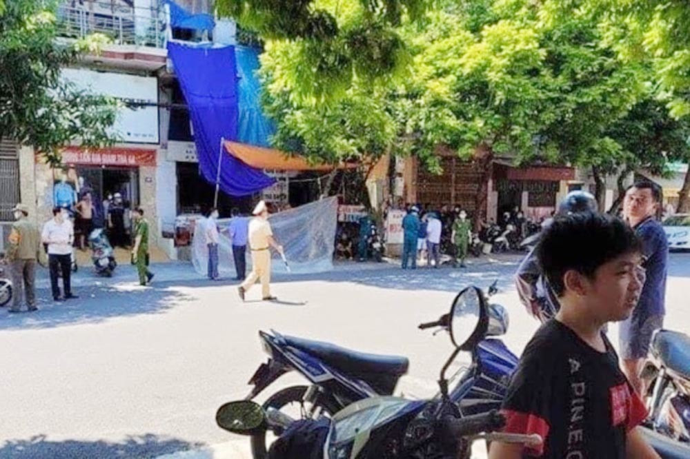  Một phụ nữ ở Hưng Yên bị đâm chết trước cửa nhà: Chiều 19/9, một phụ nữ nhà trên đường Bãi Sậy (phường Minh Khai, TP Hưng Yên) vừa bước ra khỏi cửa thì bị 1 đối tượng đi xe máy đến đâm chết tại chỗ. Hiện Công an đang truy bắt hung thủ.