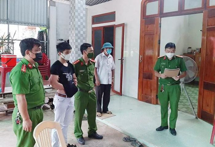  Thanh niên đi trộm iPhone 11 còn nhắn tin đòi tiền chuộc: Hoàng Minh Vương (SN 1999, trú huyện Bố Trạch, Quảng Bình) sau khi đột nhập vào nhà cô gái ở cùng huyện lấy trộm 1 điện thoại iPhone 11 trị giá 18 triệu đồng, Vương còn nhắn tin đe dọa, buộc nạn nhân phải chuộc lại máy. Ngày 19/9, Vương bị Công an huyện Bố Trạch bắt giữ.