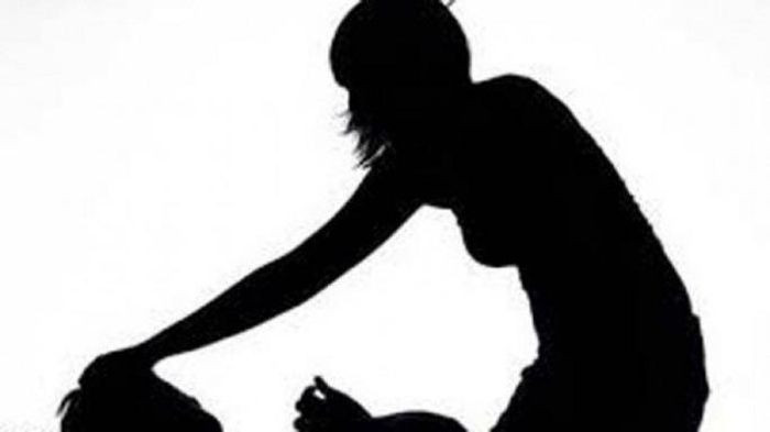  Chém chồng và bạn của chồng dã man rồi bỏ trốn: Vì mâu thuẫn gia đình, Đoàn Thị Huệ (33 tuổi; ngụ TP Quy Nhơn, Bình Định) đã cùng 2 thanh niên dùng hung khí chém chồng là anh Phan Hiệp Hiến (43 tuổi) và bạn của chồng là anh Văn Hữu Lương (cùng ngụ địa phương khi anh này vào can ngăn). Sau khi gây án, Huệ đã bỏ trốn. Ngày 19/9, Công an TP Quy Nhơn cho biết đang truy tìm đang đối tượng. 