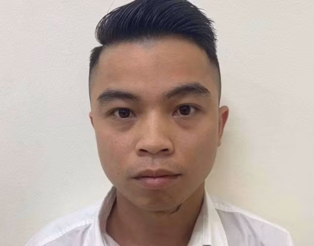  Tú ông môi giới mại dâm với giá 4,5 triệu đồng/lần: Hà là trưởng nhóm Zalo có tên “Vip PG*sgbb…” để mua dâm. Khách mua dâm thỏa thuận với trưởng nhóm Zalo nói trên giá mua dâm là 4,5 triệu đồng/ 1 lần quan hệ tình dục. Căn cứ vào tài liệu điều tra, ngày 18/5, Công an quận Cầu Giấy, Hà Nội đã tạm giữ hình sự Cù Ngọc Hà để điều tra. 