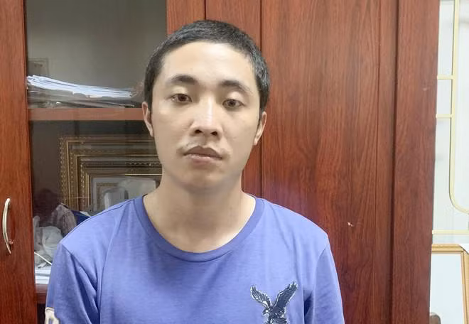  Tú ông thuê nhà, nuôi nhân viên phục vụ khách làng chơi: Lục Thanh Tiến (SN 1991, trú huyện Thanh Trì, Hà Nội) trực tiếp tìm người có nhu cầu mua dâm, trao đổi thỏa thuận giá cả. Khi người mua dâm đồng ý thì Tiến sẽ chở "nhân viên" đến địa điểm đã thỏa thuận để bán dâm cho khách. Giá của mỗi lần bán dâm từ 450.000 đồng đến 3,5 triệu đồng và Tiến cắt lại 30%. Ngày 28/8, Tiến bị Công an phường Mỹ Đình 2, quận Nam Từ Liêm bắt giữ.