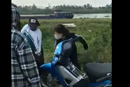 Tại đây, đã xảy ra đánh nhau giữa nhóm của Ngọc Anh (khoảng 30 người là bạn học cùng trường và một số đối tượng khác, chưa rõ lai lịch) với nhóm của Huế (khoảng 20 người là bạn học cùng trường và một số đối tượng khác, chưa rõ lai lịch); nhiều người đã dùng dao, gậy, tuýt sắt và mũ bảo hiểm để đánh nhau. 