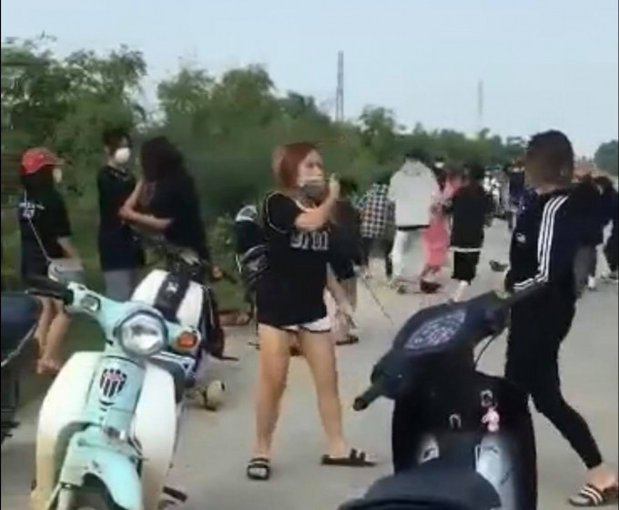 Trong quá trình xô xát, Đinh Thị Thương, SN 1994, ở xã Gia Thanh, huyện Gia Viễn (nhóm của Huế) bị Vũ Nguyễn Kim Ngân, SN 2005, ở xã Ninh Tiến, TP Ninh Bình (nhóm của Ngọc Anh) gây thương tích phải điều trị tại Bệnh viện Đa khoa tỉnh.