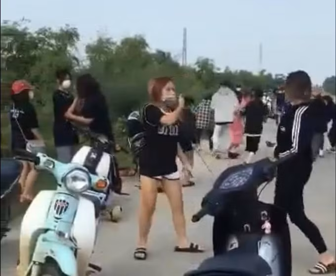 Trong quá trình xô xát, Đinh Thị Thương, SN 1994, ở xã Gia Thanh, huyện Gia Viễn (nhóm của Huế) bị Vũ Nguyễn Kim Ngân, SN 2005, ở xã Ninh Tiến, TP Ninh Bình (nhóm của Ngọc Anh) gây thương tích phải điều trị tại Bệnh viện Đa khoa tỉnh.