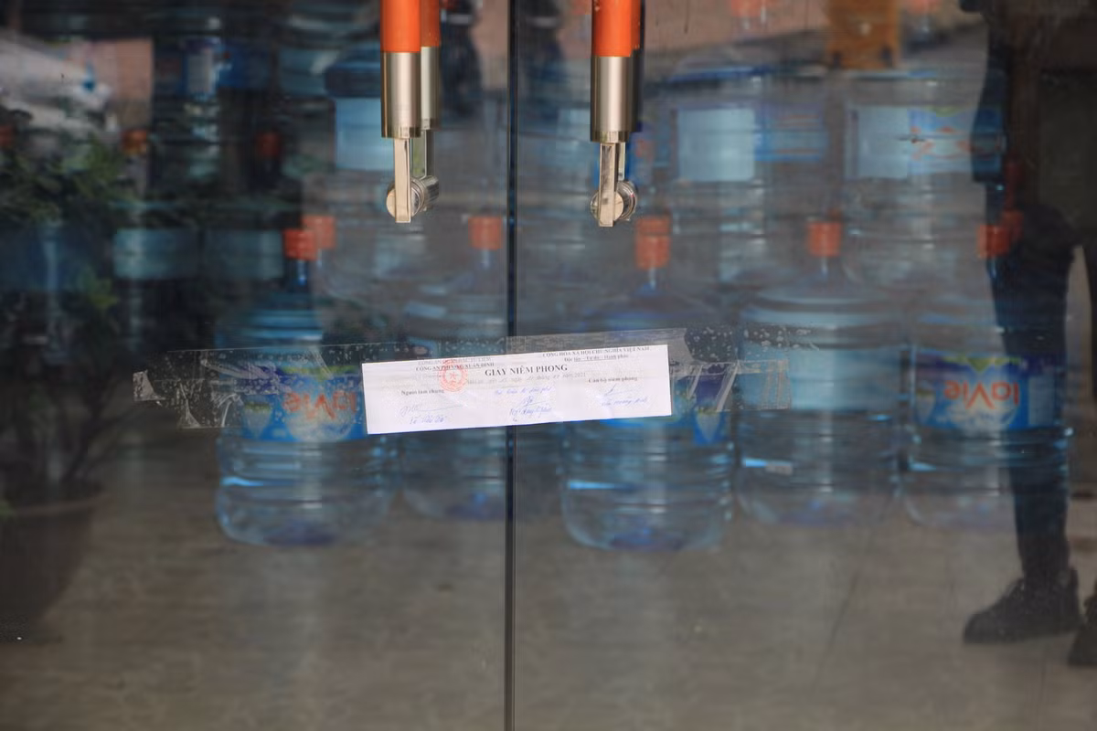 Thời điểm đó, nghi phạm dạy con gái học nhưng vì A. chậm tiếp thu nên ông ta giận dữ, dùng đũa, thanh tre và cán chổi đánh con. Nạn nhân nhận nhiều đòn roi vào chân, tay, mông và lưng.