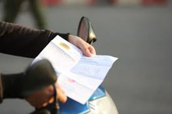  Làm giả giấy đi đường, tự ký tên giám đốc công ty để qua chốt: Đ.N.H (SN 1993; trú Đống Đa, Hà Nội) tự làm giấy đi đường, ký giám đốc công ty rồi mượn dấu của Công ty cổ phần DPS đóng dấu để đi đường trong thời gian Hà Nội giãn cách xã hội. Ngày 25/8, H. khi đi tới một chốt ở phường Phố Huế (quận Hai Bà Trưng) thì bị phát hiện. 