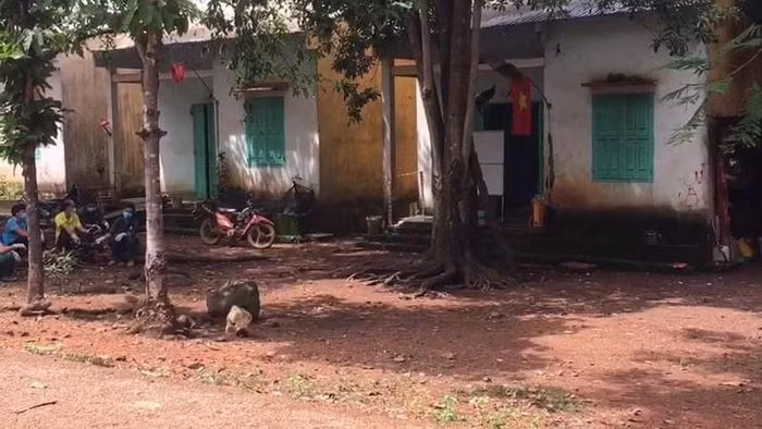  Nam thanh niên tử vong trong khu nội trú: Sáng 16/9, như thường lệ, chị Hồ Y R (18 tuổi) đánh thức anh Lầu Bá D (23 tuổi, quê Nghệ An; tạm trú ấp Pa Pếch, Bình Phước) dậy để đi cạo mủ cao su, nhưng gọi mãi không thấy anh trả lời. Kiểm tra, chị R. phát hiện anh D. đã tử vong.