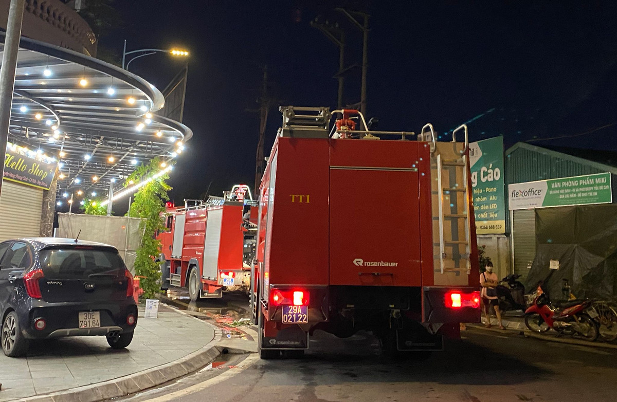 Tuy nhiên, tại căn hộ chuyên bán quần áo Yến Trang Baby do bên trong chứa nhiều hàng hoá nên đám cháy diễn ra quá nhanh, bùng lên dữ dội. Ít phút sau nhận được tin, lực lượng chữa cháy đã điều động nhiều lượt xe cứu hoả cùng cảnh sát đến hiện trường dập lửa. Lúc này lửa lớn bao trùm toàn bộ căn biệt thự.