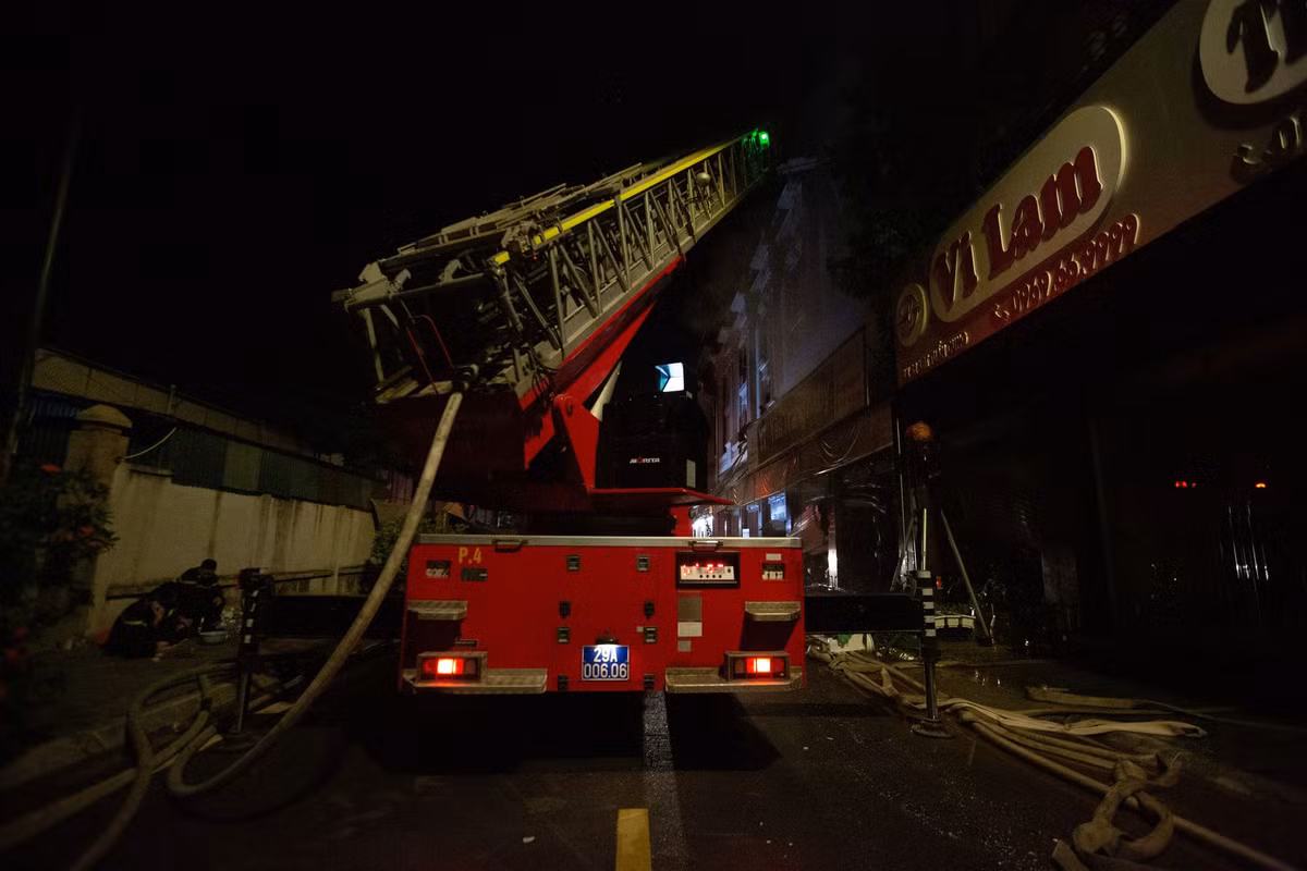 Theo ghi nhận, lúc hơn 4h sáng cùng ngày hàng chục cảnh sát vẫn đang nỗ lực dập tắt hoàn toàn đám cháy. Cảnh sát huy động xe thang cùng ít nhất 5 xe chữa cháy tại hiện trường. Khói lớn vẫn liên tục bốc ra. Nhiều người dân đứng bên ngoài không khỏi xót xa.