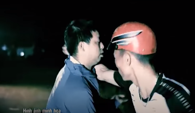 Khi đến đoạn đường đê thuộc địa bàn xã Trường Sinh, lúc này trời đã nhá nhem tối, Giảng giả vờ bảo anh Huy dừng xe để chờ người lấy đồ. Trong lúc chờ đợi, thấy anh Huy mất cảnh giác, Giảng đã dùng chiếc kéo mang theo đâm liên tục 4 nhát vào cổ anh Huy, khiến nạn nhân tử vong tại chỗ. (Ảnh: ANTV)