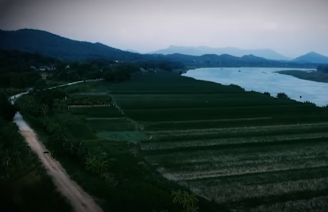 Khi đi qua sông Lô, Giảng vứt bộ quần áo dính máu nạn nhân và chiếc kéo xuống sông để phi tang. (Ảnh: ANTV)