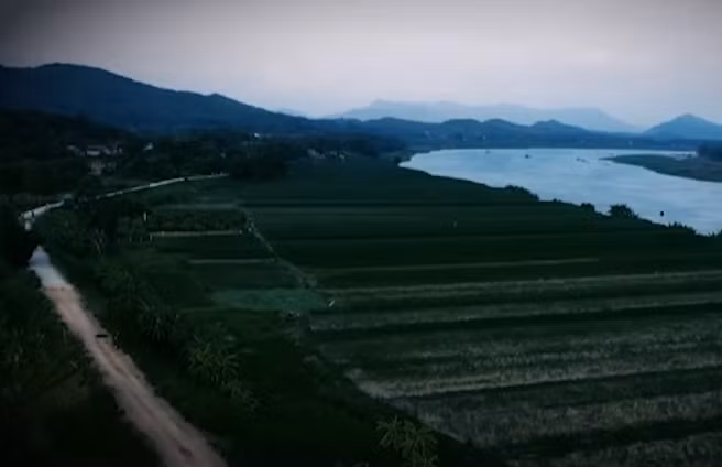 Khi đi qua sông Lô, Giảng vứt bộ quần áo dính máu nạn nhân và chiếc kéo xuống sông để phi tang. (Ảnh: ANTV)