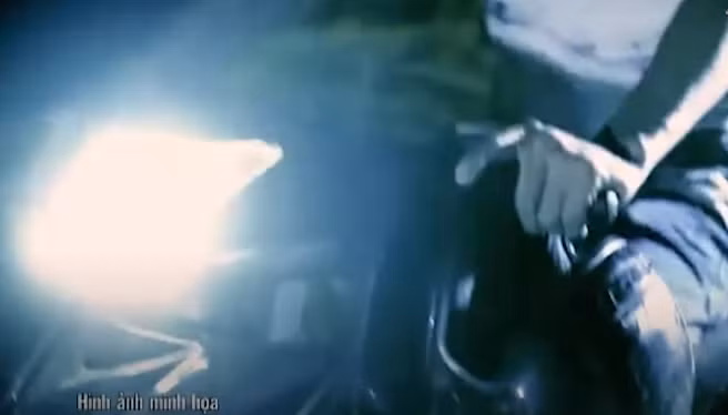 Thấy anh Huy bất động, Giảng đã lục soát người và lấy đi 1 điện thoại di động, ví tiền và chiếc xe máy của nạn nhân. Sau đó, đối tượng thay quần áo, điều khiển xe máy hướng về Hà Nội… (Ảnh: ANTV)