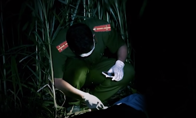 Kết quả khám nghiệm tử thi nạn nạn nhân bị nhiều nhát đâm vào vùng cổ dẫn đến tử vong. Nạn nhân được xác định là anh Nguyễn Quốc Huy (SN 1981, trú tại thôn 4, xã Vụ Quang, huyện Đoan Hùng, tỉnh Phú Thọ) làm nghề lái xe ôm. (Ảnh: ANTV)