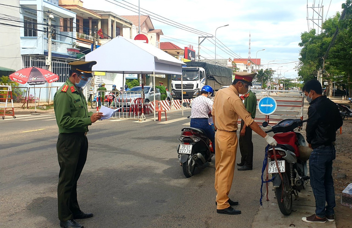  Cách chức chủ tịch UBND phường chỉ đạo thu phí khi cấp giấy đi đường: Ngày 2/9, UBND TP Phan Rang -Tháp Chàm (Ninh Thuận) đã cách chức Chủ tịch UBND phường Tấn Tài đối với ông Phan Hoàng Việt do có hành vi chỉ đạo thu phí khi cấp giấy đi đường. (Ảnh minh họa)