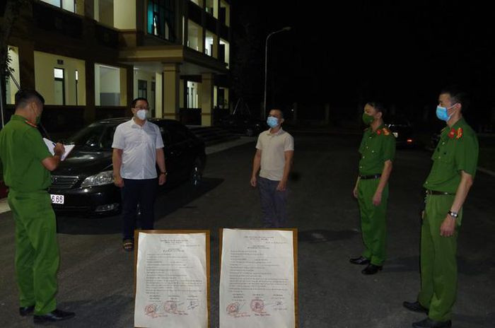  Giám đốc làm giả giấy đi đường để qua chốt kiểm dịch: Dù không thuộc diện ưu tiên để cấp luồng xanh, nhưng để qua chốt kiểm dịch tại địa bàn tỉnh huyện Duy Tiên, tỉnh Hà Nam, Lưu Ngọc Hiền (SN 1984; Giám đốc Công ty CP Hattech ở thị trấn Đông Anh, Hà Nội) đã làm giả giấy đi đường để đi qua chốt. Ngày 14/9, Hiền bị Công an thị xã Duy Tiên bắt tạm giam. 