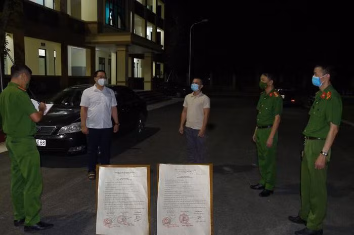  Giám đốc làm giả giấy đi đường để qua chốt kiểm dịch: Dù không thuộc diện ưu tiên để cấp luồng xanh, nhưng để qua chốt kiểm dịch tại địa bàn tỉnh huyện Duy Tiên, tỉnh Hà Nam, Lưu Ngọc Hiền (SN 1984; Giám đốc Công ty CP Hattech ở thị trấn Đông Anh, Hà Nội) đã làm giả giấy đi đường để đi qua chốt. Ngày 14/9, Hiền bị Công an thị xã Duy Tiên bắt tạm giam. 