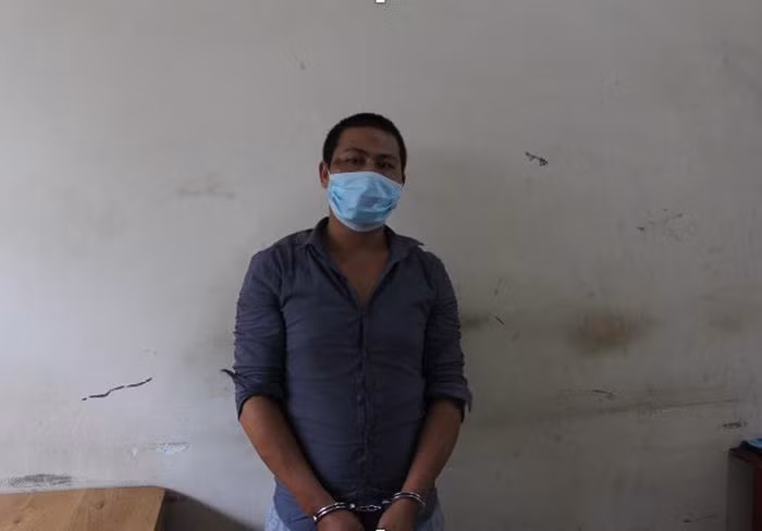  Đấm vào mặt công an khi bị kiểm tra tại chốt kiểm soát: Nguyễn Văn Quân (trú TP Thủ Đức, TP.HCM) không xuất trình được giấy tờ, lý do ra đường, khi bị Công an yêu cầu quay về nhà thì người này đã đấm vào mặt một cán bộ Công an phường Linh Xuân. Ngày 14/9, Quân bị Công an TP Thủ Đức tạm giữ.